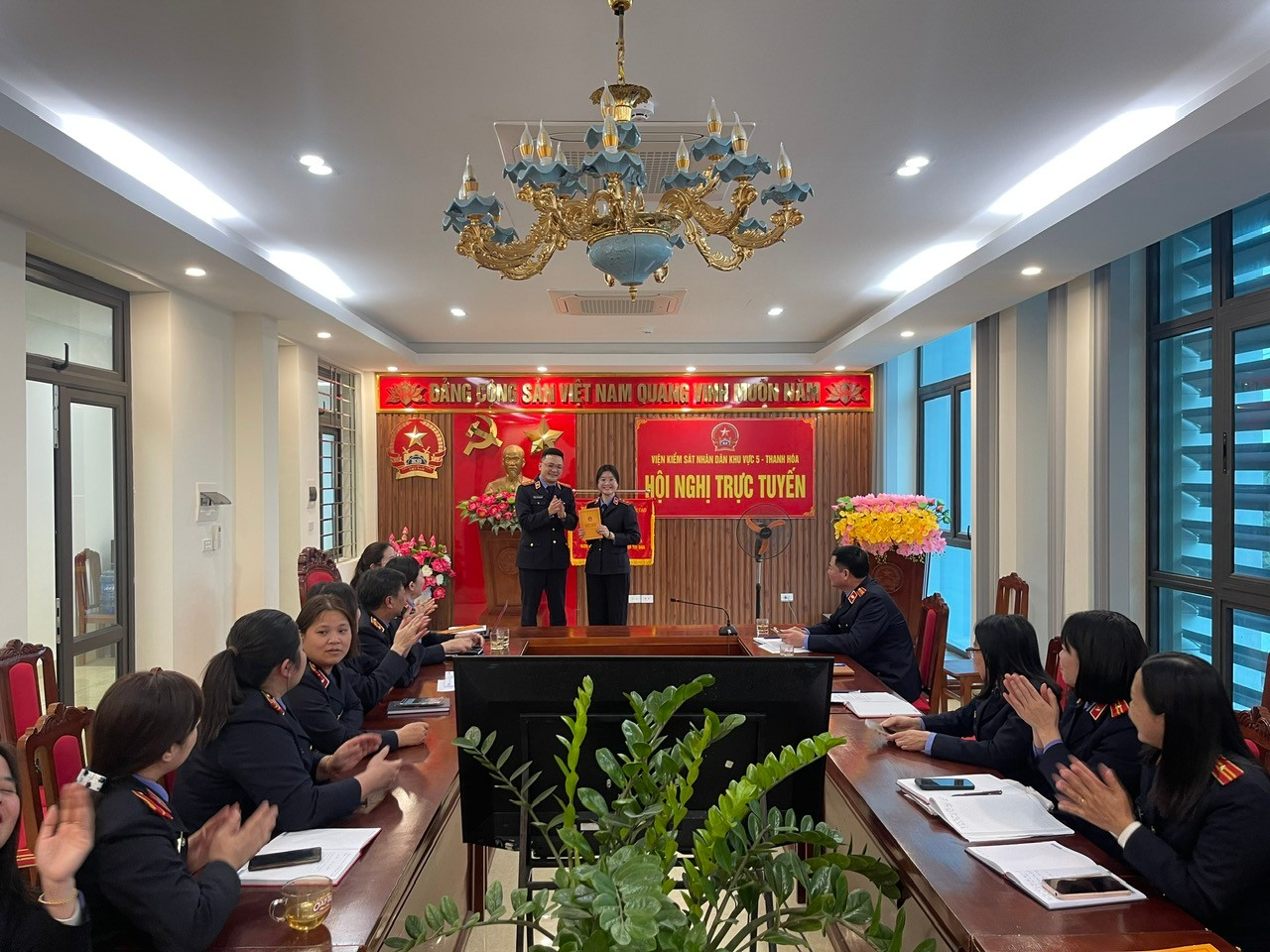 Ảnh: Trao giải nhì cuộc thi