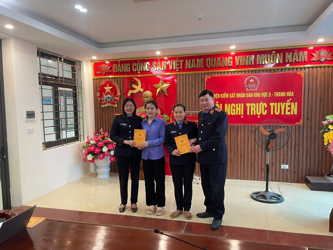 Ảnh: Trao giải ba cuộc thi