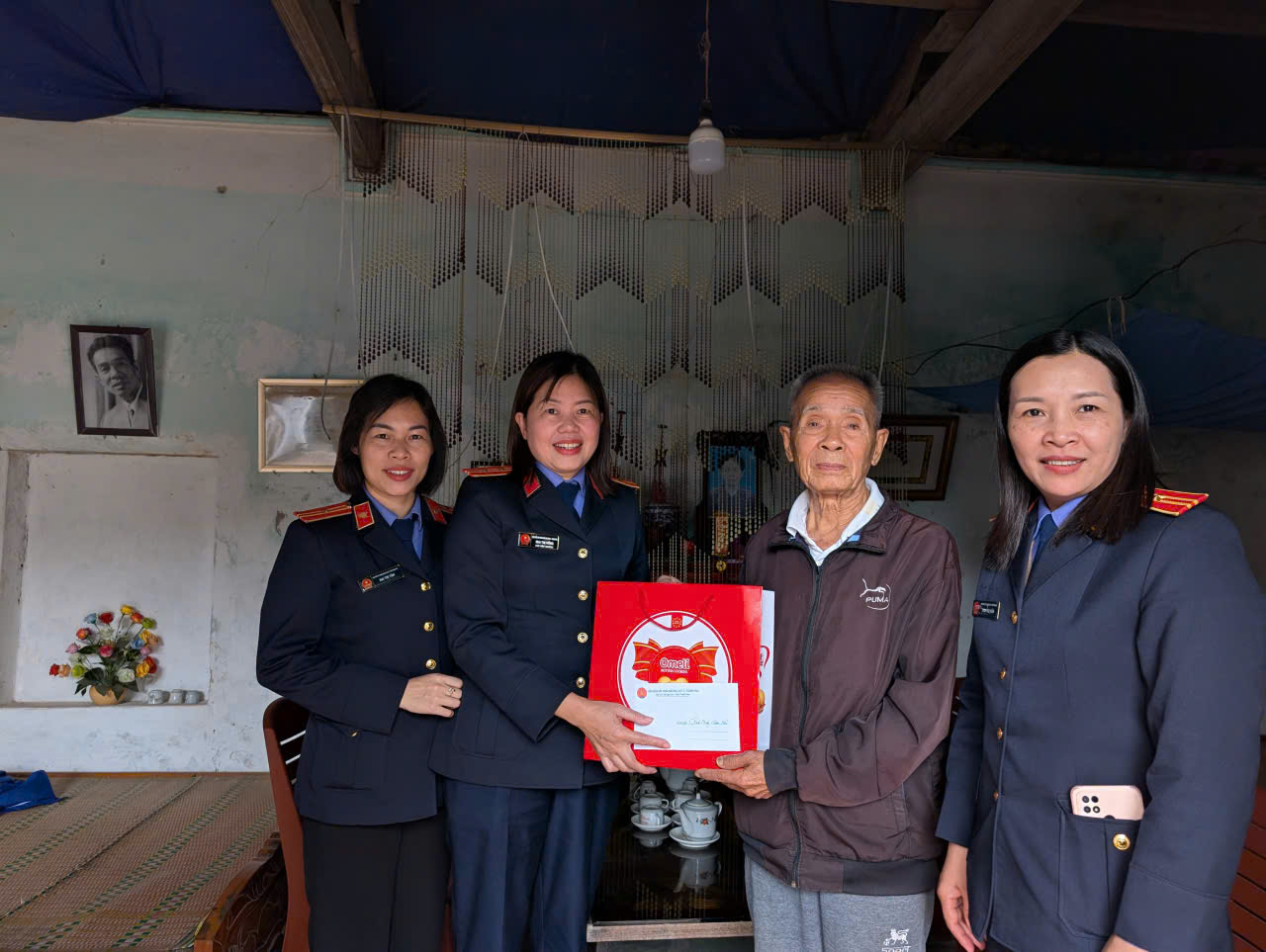 Ảnh: VKSND khu vực 5 - Thanh Hoá tặng quà cán bộ hưu trí