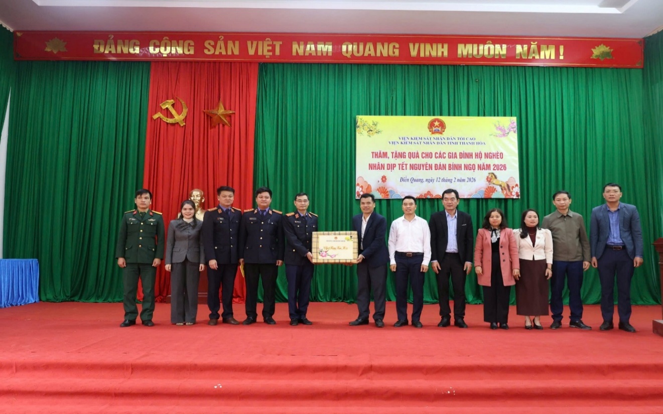 Ảnh: Đoàn công tác trao quà chúc mừng năm mới UBND xã Điền Quang