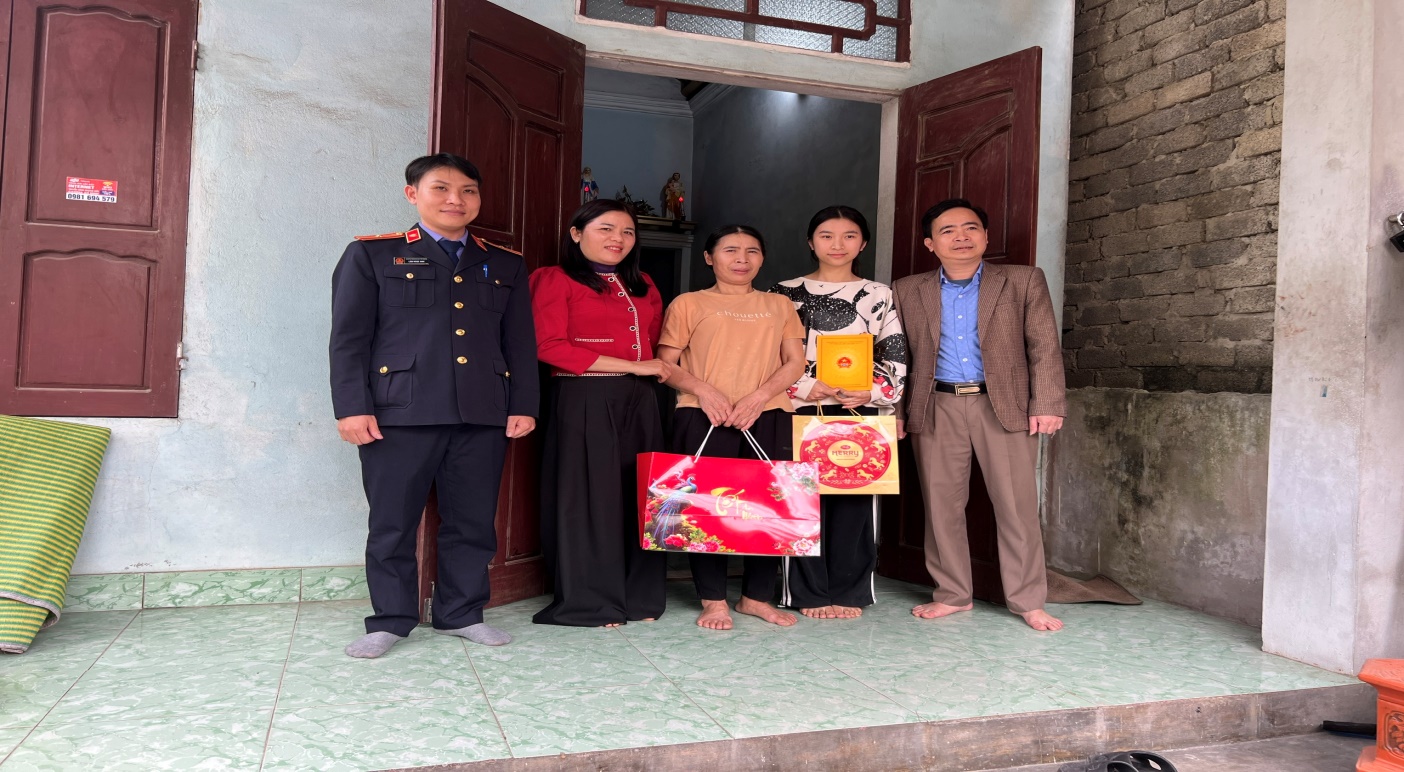 Ảnh: Đoàn công tác trao quà cho học sinh có hoàn cảnh khó khăn