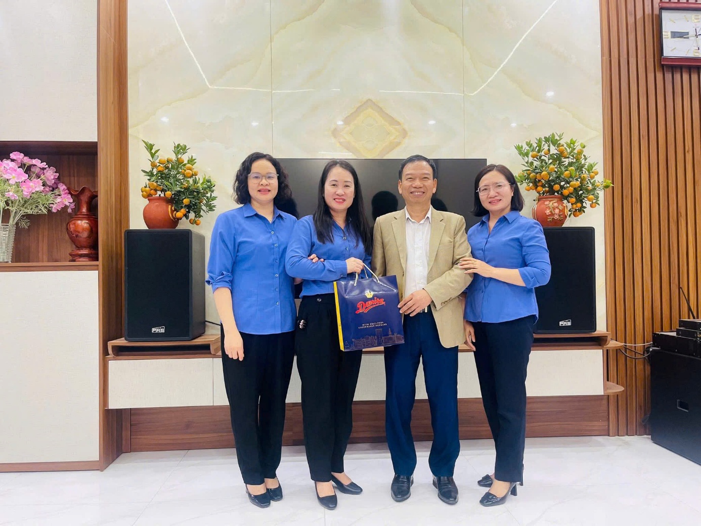 Ảnh: VKSND khu vực 6 - Thanh Hoá tặng quà cán bộ hưu trí