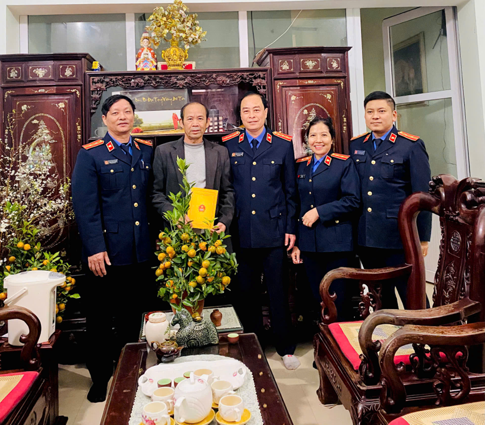 Ảnh: VKSND khu vực 9 - Thanh Hoá tặng quà cán bộ hưu trí