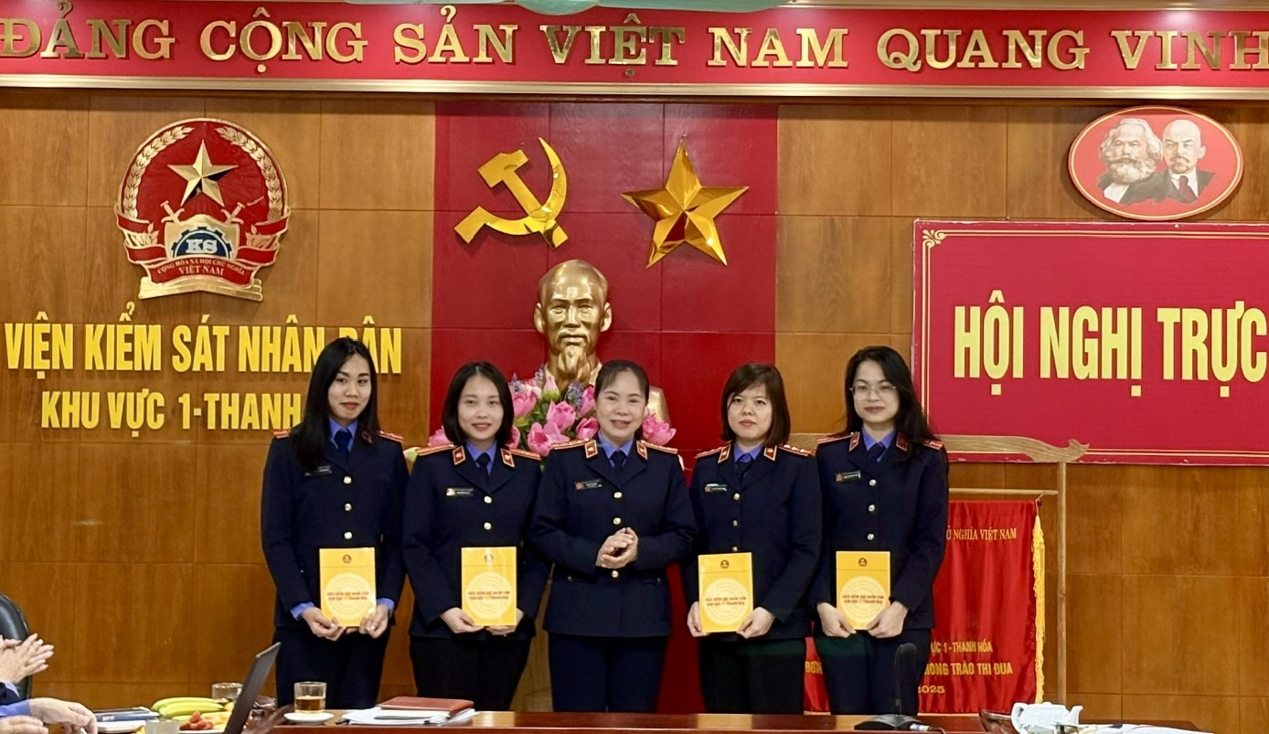 Hình ảnh: Đồng chí Phan Thị Bình - Viện trưởng VKSND khu vực 1 trao thưởng cho 04 nữ công chức có thành tích xuất sắc được khen thưởng đột xuất