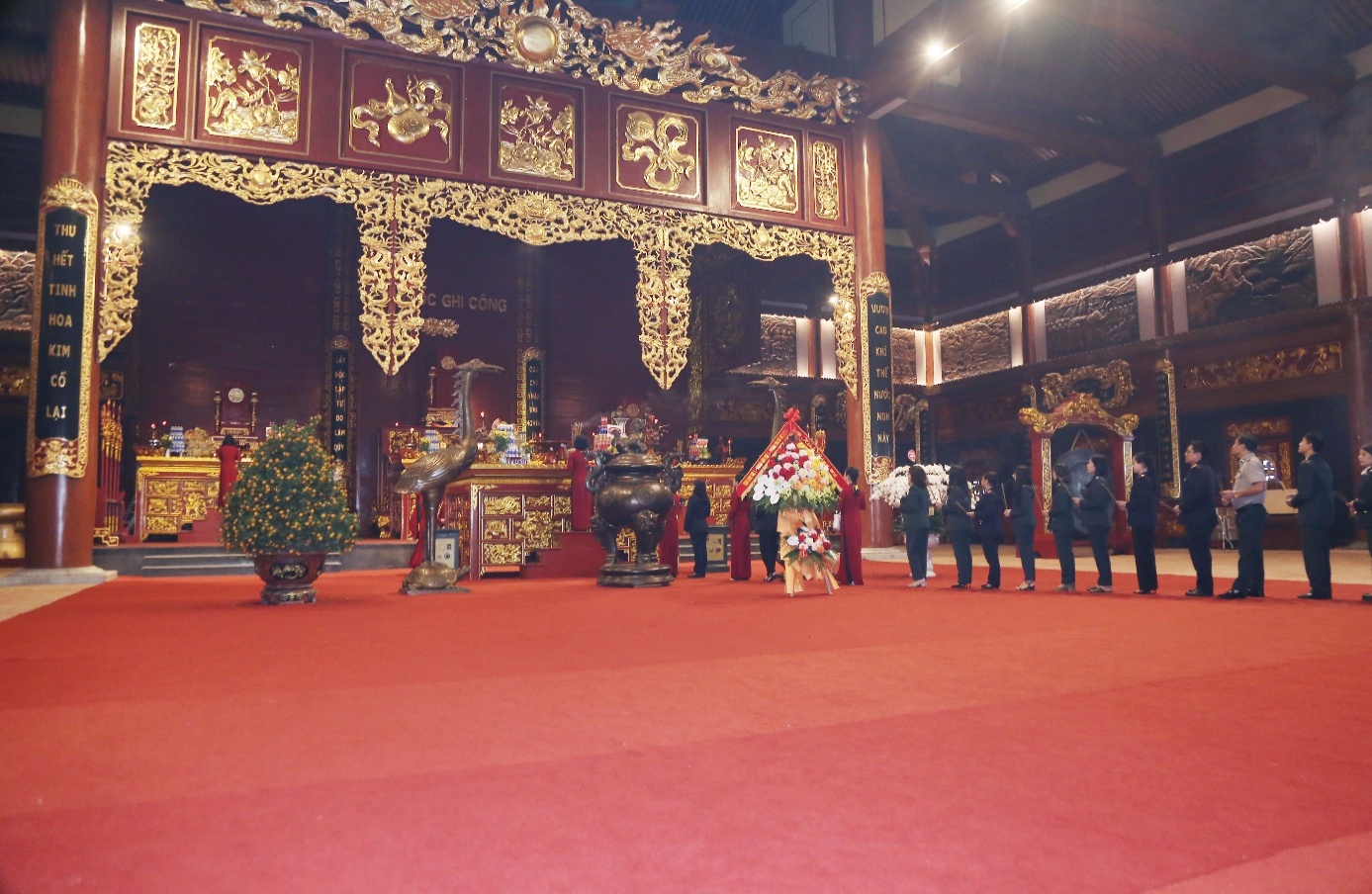 Hình ảnh: Đoàn đại biểu thực hiện nghi thức dâng hương