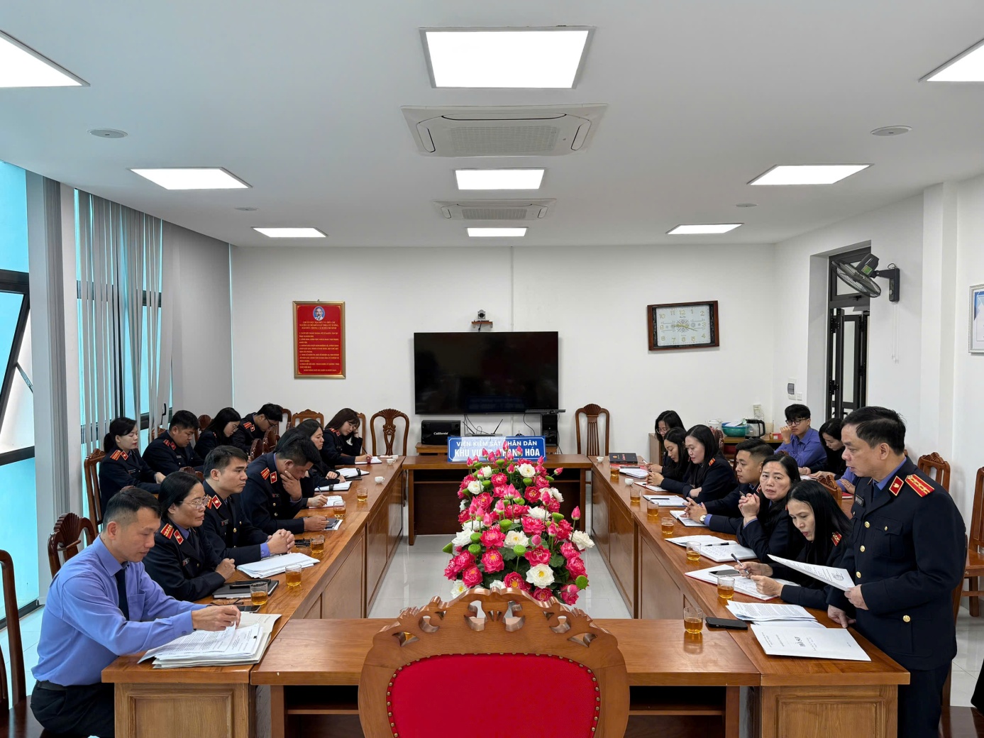 Ảnh: Đoàn kiểm tra công bố Quyết định kiểm tra tại hội nghị