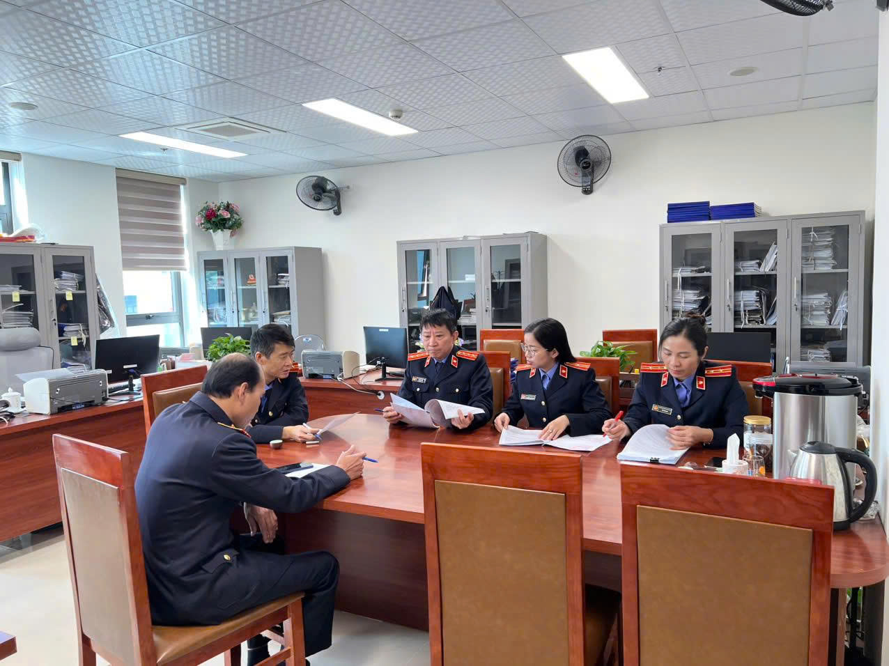 Ảnh: Phòng 11 - VKSND tỉnh Thanh Hoá đang tiến hành tổng rà soát để ban hành yêu cầu thông báo kết quả thi hành án