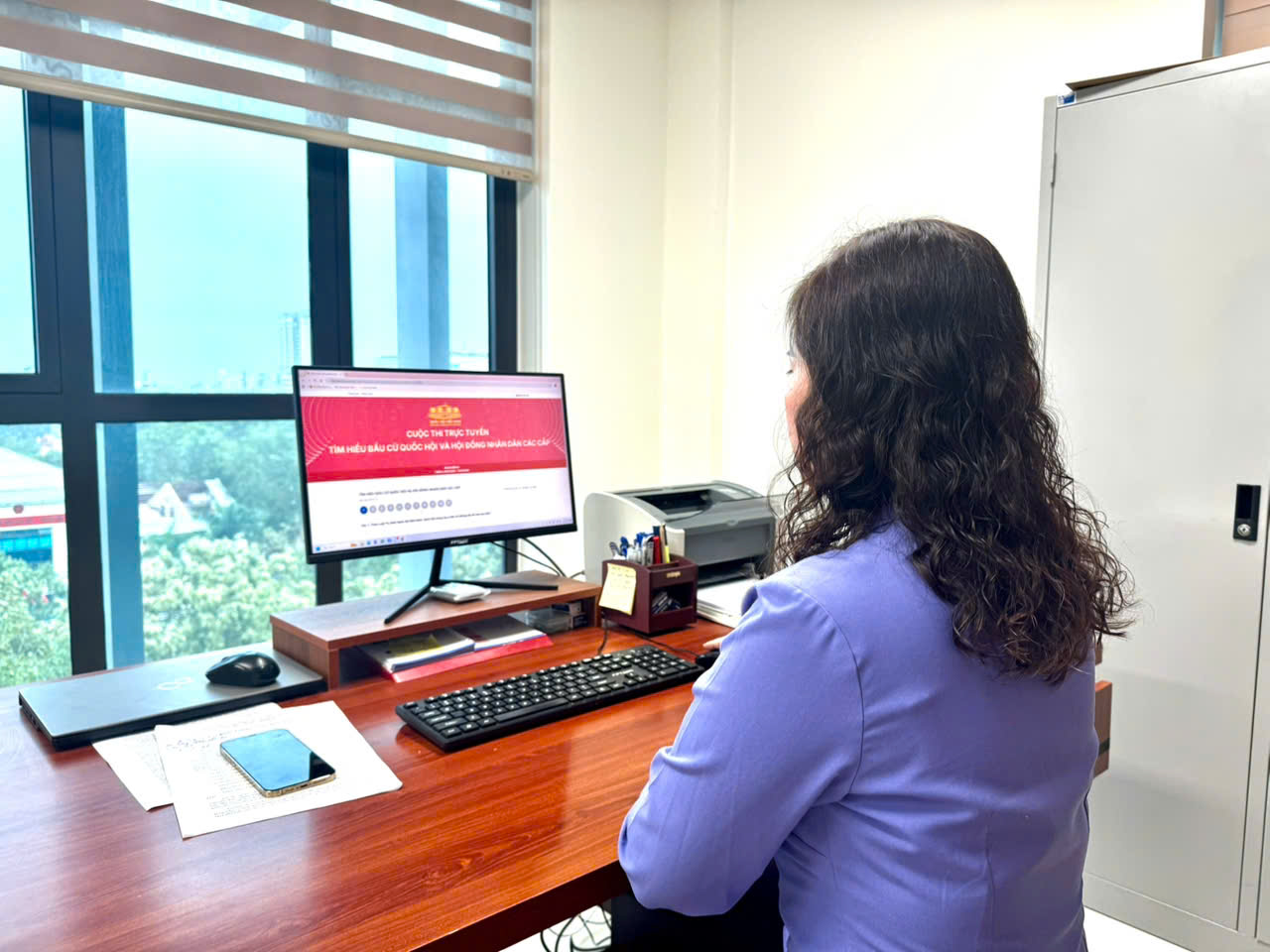 Ảnh: Đảng viên tham dự Cuộc thi trực tuyến tìm hiểu Bầu cử Quốc hội  và Hội đồng nhân dân các cấp