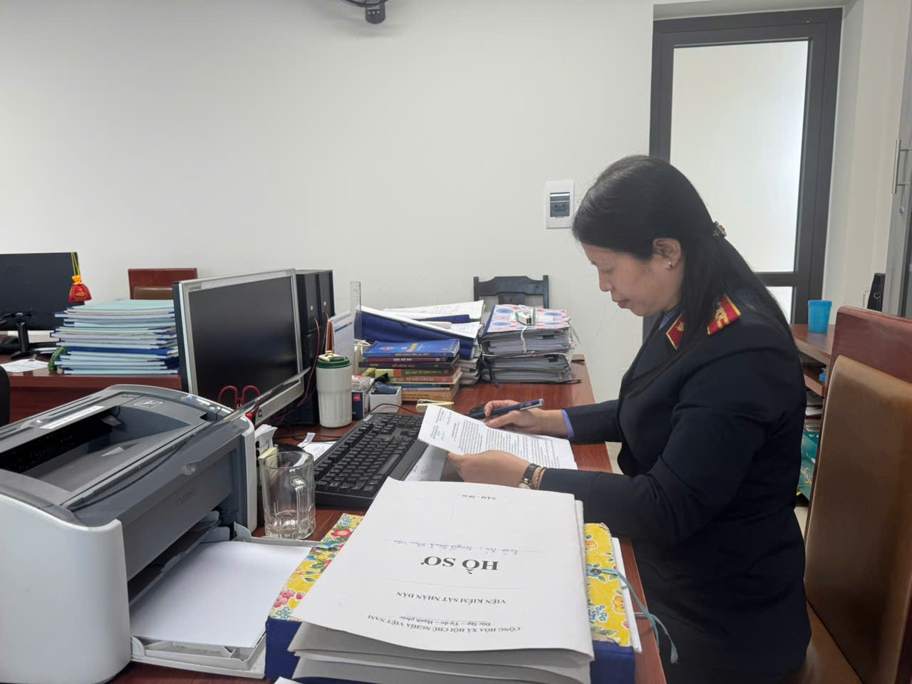 Ảnh: Kiểm sát viên Phòng 10 VKSND tỉnh nghiên cứu chương trình hành động và quá trình công tác của các ứng viên