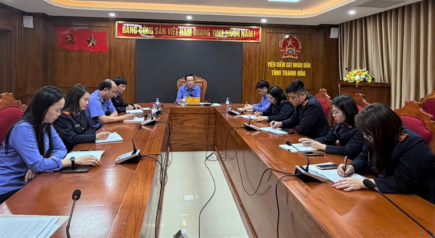 Ảnh:  Chi bộ Phòng 1 tổ chức buổi sinh hoạt chuyên đề với sự tham gia của đồng chí Lê Quang Hải, Phó Viện trưởng VKSND tỉnh