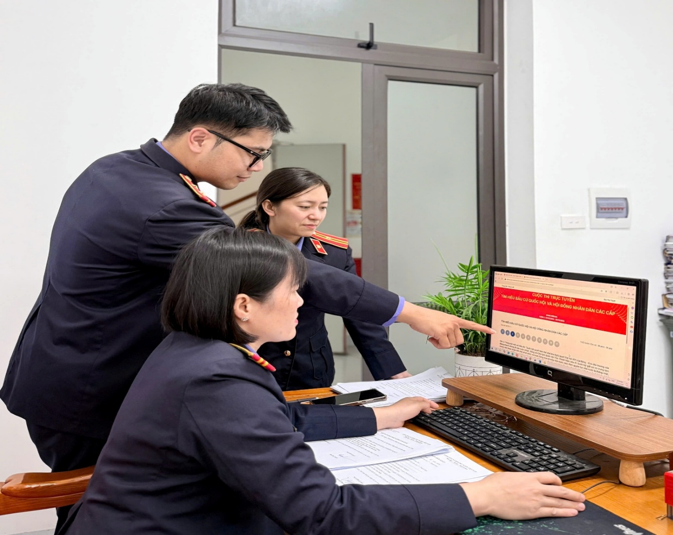 Ảnh: Các Đảng viên cùng nhau trao đổi làm bài thi 