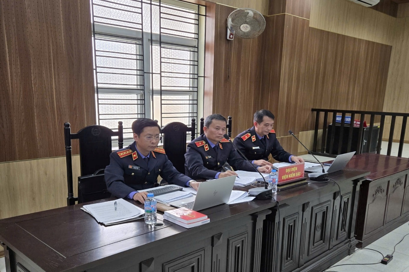 Ảnh: Kiểm sát viên VKSND tối cao phối hợp cùng Kiểm sát viên VKSND tỉnh thực hành quyền công tố, kiểm sát xét xử tại phiên tòa