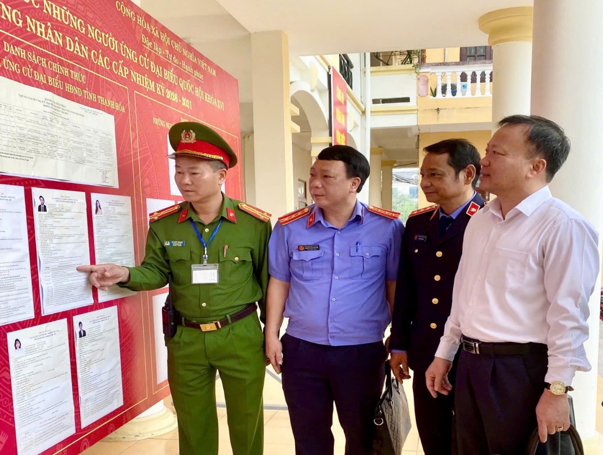 Ảnh: Đại diện VKSND tỉnh cùng đại diện MTTQ Việt Nam tỉnh kiểm tra công tác chuẩn bị bầu cử tại Trại tạm giam Công an tỉnh