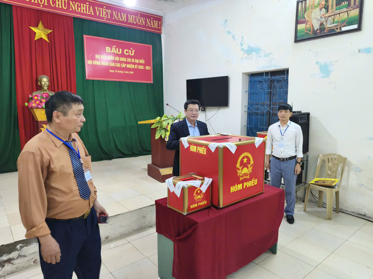 Ảnh: Đồng chí Viện trưởng VKSND tỉnh Thanh Hóa là cử tri bỏ lá phiếu đầu tiên tại Tổ bầu cử số 12 - Phường Hạc Thành, tỉnh Thanh Hóa