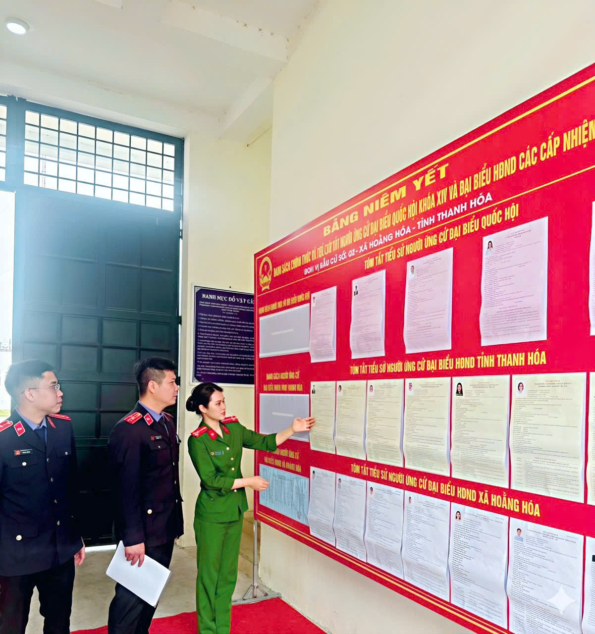 Ảnh: VKSND khu vực 4 – Thanh Hóa kiểm sát công tác niêm yết danh sách  ứng cử viên đại biểu Quốc hội và đại biểu Hội đồng nhân dân các cấp  tại Phân trại tạm giam Hoằng Hóa