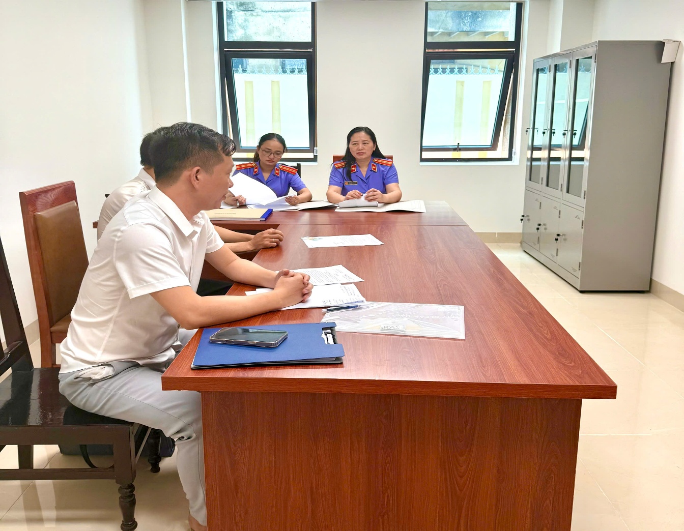 Ảnh: Chánh Thanh tra và cán bộ Phòng Thanh tra - Khiếu tố VKSND tỉnh Thanh Hoá thực hiện công tác tiếp công dân