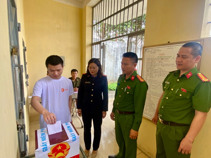 Ảnh: VKSND khu vực 7 – Thanh Hóa kiểm sát người bị tạm giữ, tạm giam  thực hiện bầu cử và bỏ phiếu