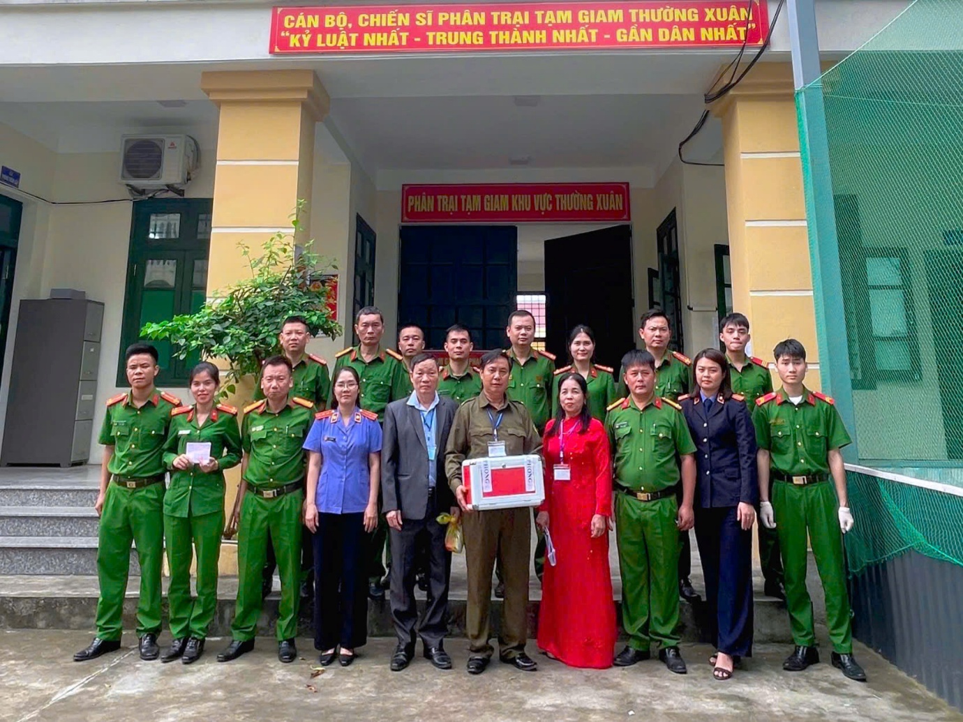 Ảnh: VKSND khu vực 10 – Thanh Hóa trực tiếp kiểm sát việc bảo đảm thực hiện quyền bầu cử của người bị tạm giữ, người bị tạm giam tại Phân trại tạm giam khu vực Thường Xuân