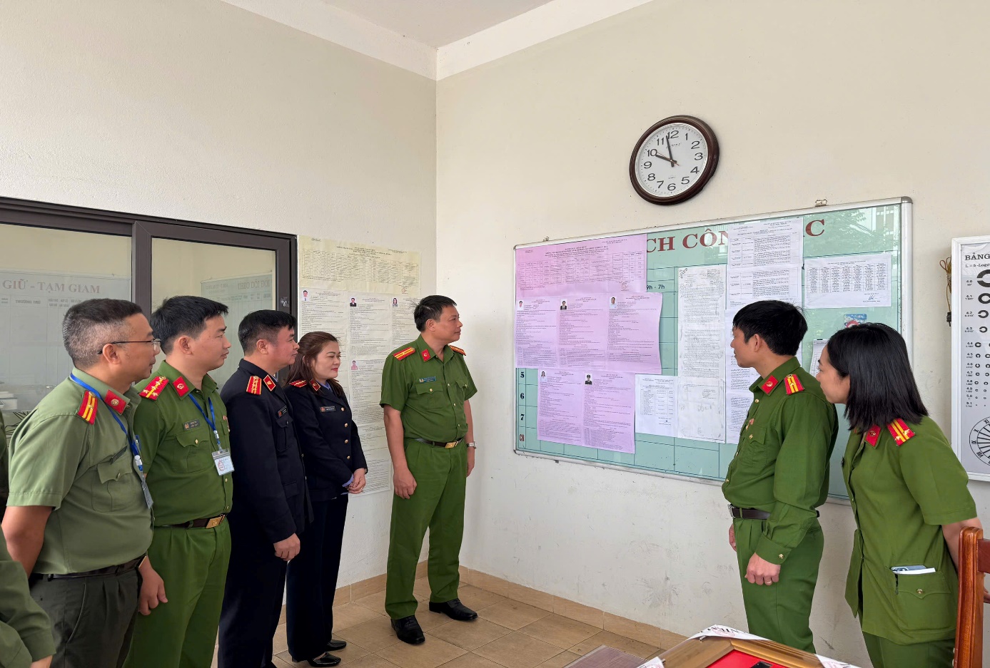 Ảnh: VKSND khu vực 1- Thanh Hóa kiểm tra việc niêm yết danh sách người tham gia ứng cử Đại biểu Quốc hội khóa XVI và Hội đồng nhân dân các cấp nhiệm kỳ 2026-2031