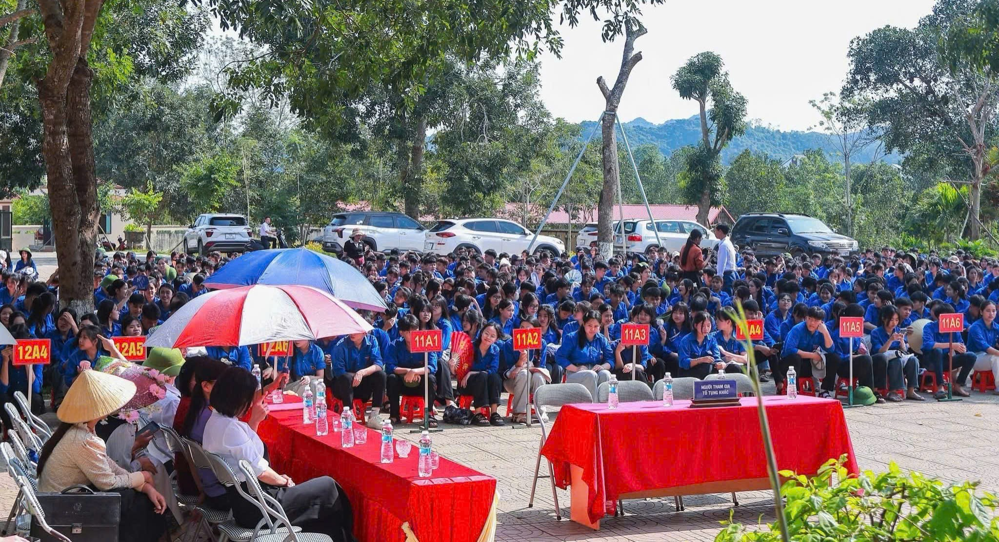 Ảnh: Toàn cảnh chương trình “Phiên tòa giả định” tuyên truyền, phổ biến giáo dục pháp luật tại Trường THPT Cẩm Thủy 2