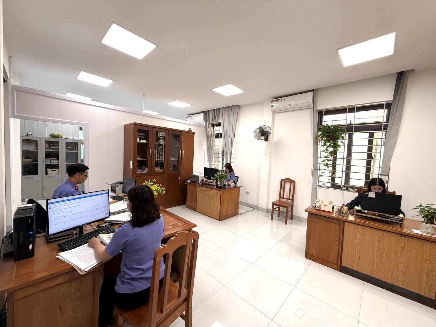 Ảnh: Không khí tập trung nhập dữ liệu trên nền tảng Quản lý án hình sự tại VKSND khu vực 7 