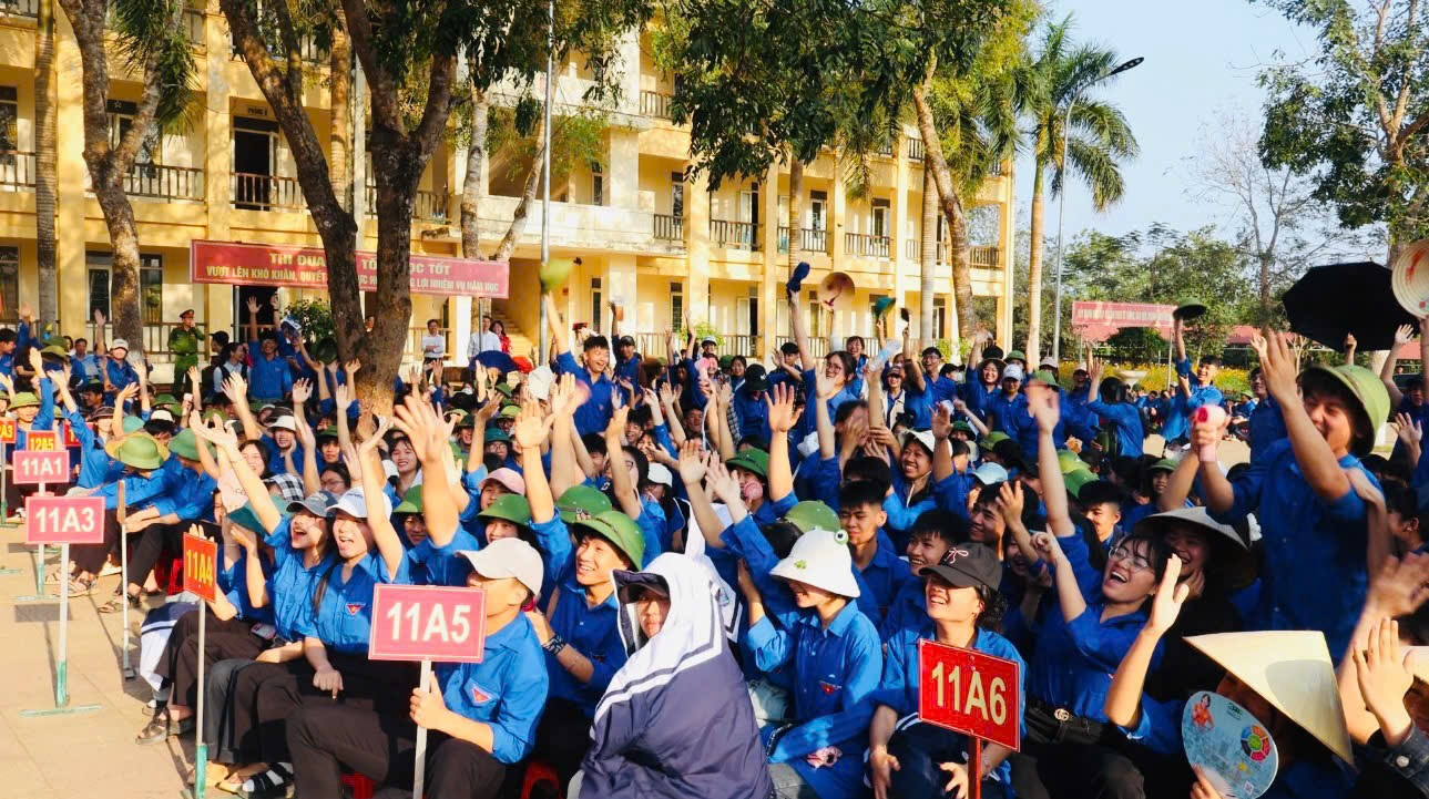 Ảnh: Đoàn viên Chi đoàn VKSND khu vực 12 - Thanh Hoá giao lưu với các em học sinh