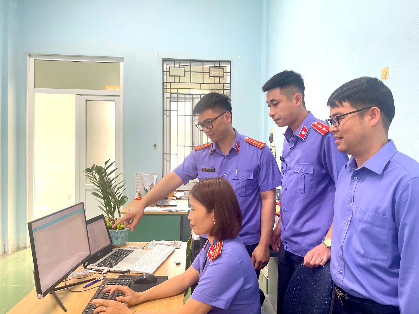 Ảnh: Kiểm sát viên VKSND khu vực 6 cùng nhau trao đổi cách nhập dữ liệu trên nền tảng Quản lý án hình sự, hiện đơn vị không có trường hợp nào để quá hạn