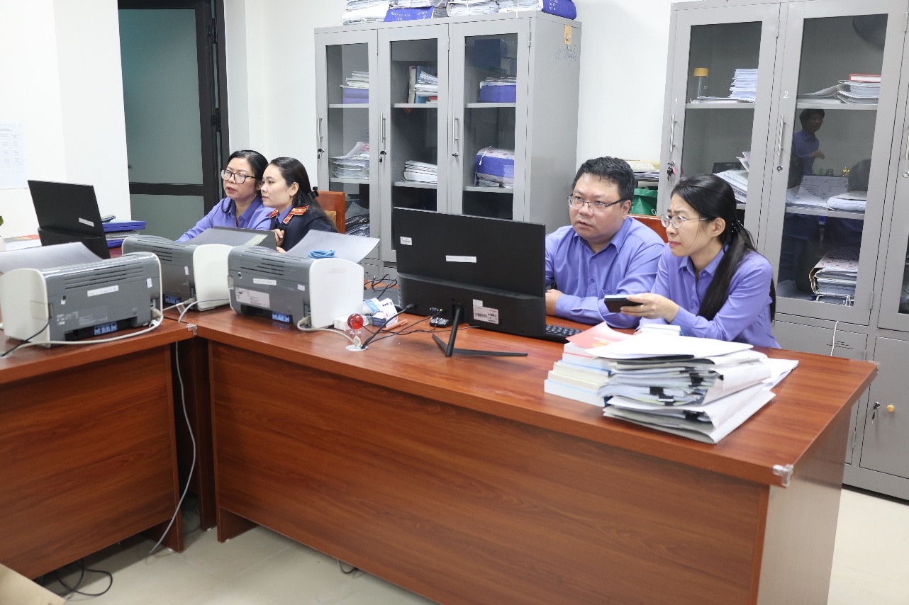 Ảnh: VKSND tỉnh hỗ trợ cài đặt và hướng dẫn các đơn vị sử dụng thiết bị  cơ yếu phục vụ nền tảng Quản lý án hình sự