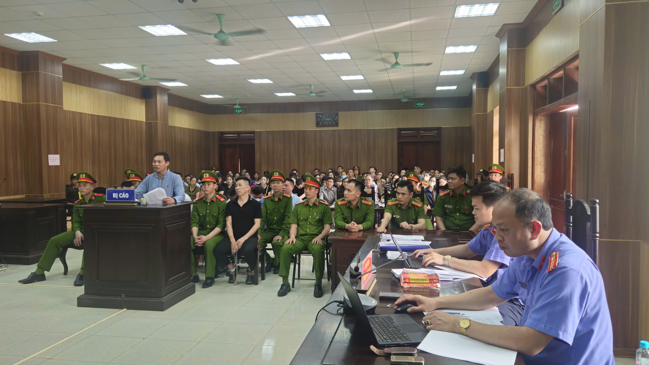 Hội đồng xét xử xét hỏi bị cáo