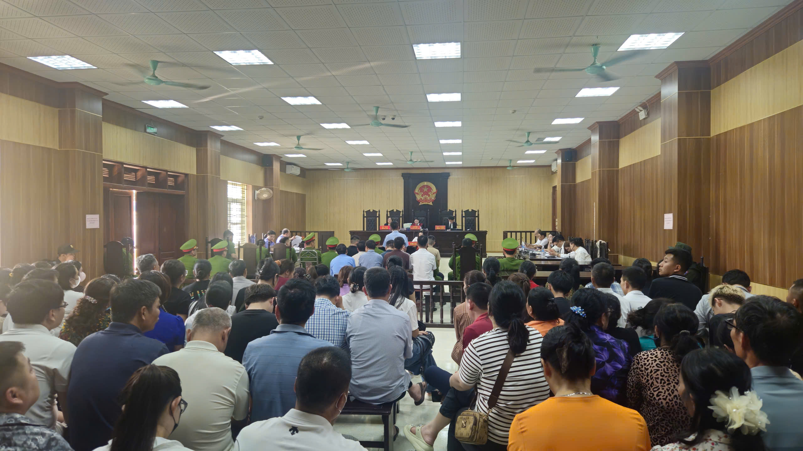 Toàn cảnh phiên tòa xét xử sơ thẩm