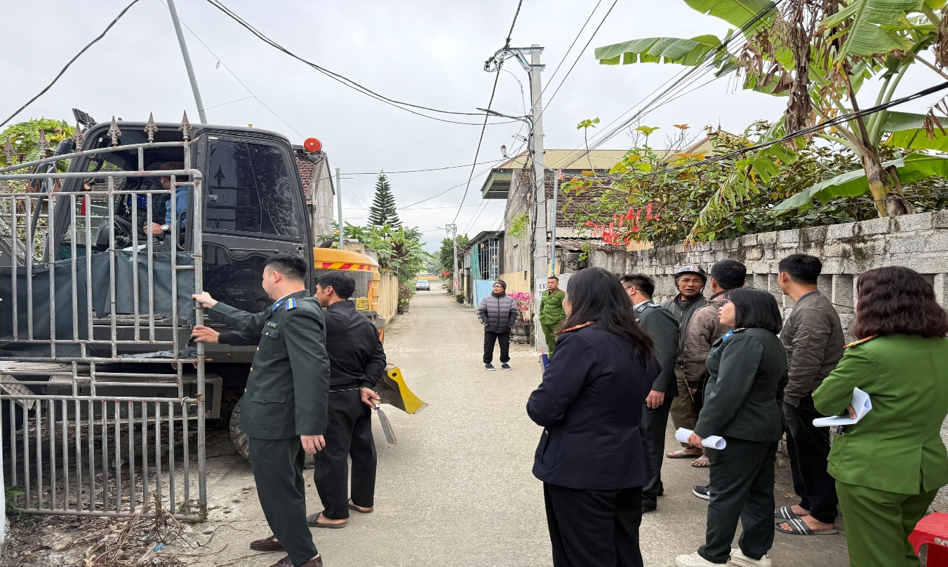 Ảnh: Đ/c Dương Thị Hiên, Kiểm sát viên VKSND khu vực 7 tham gia kiểm sát