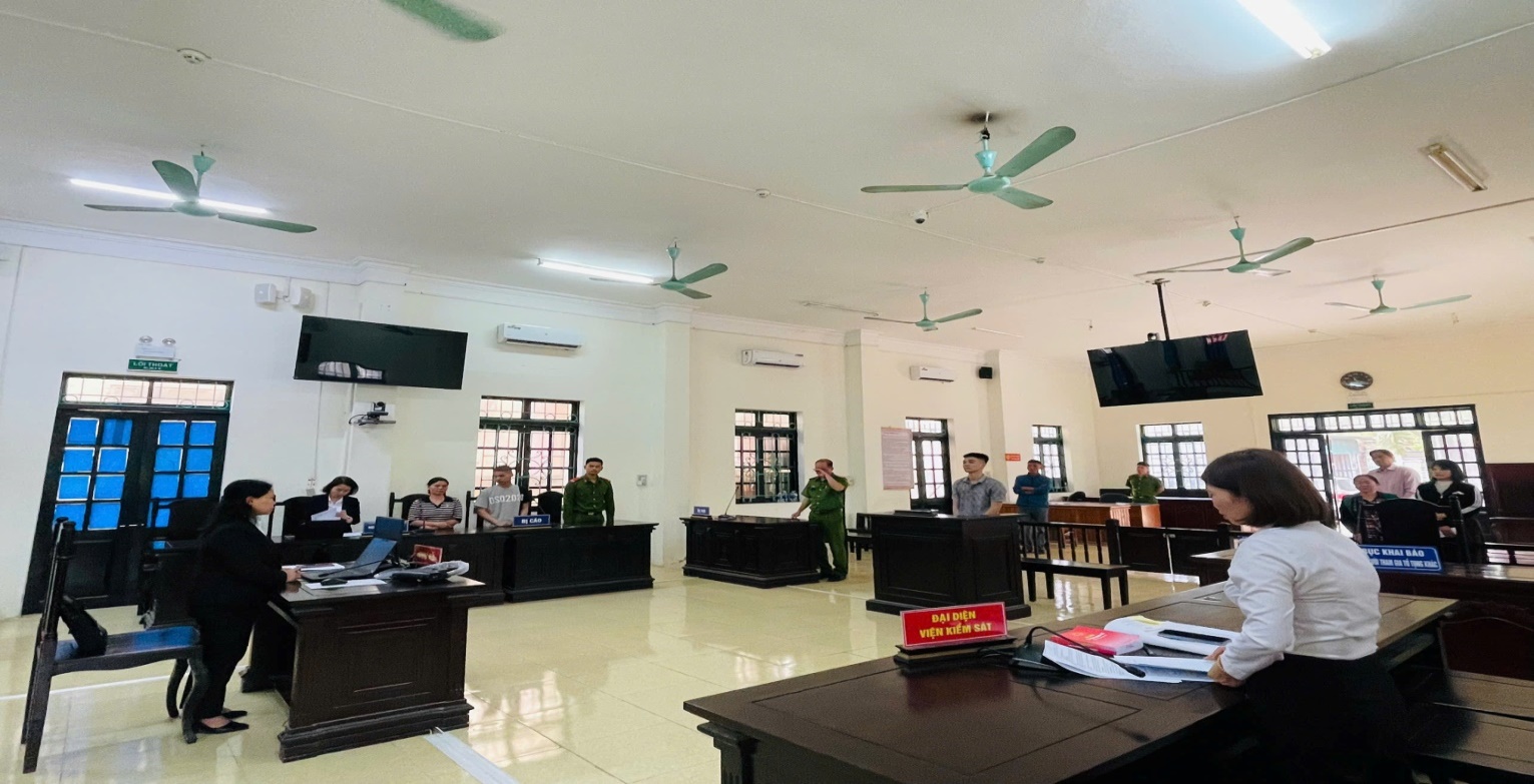 Quang cảnh phiên tòa