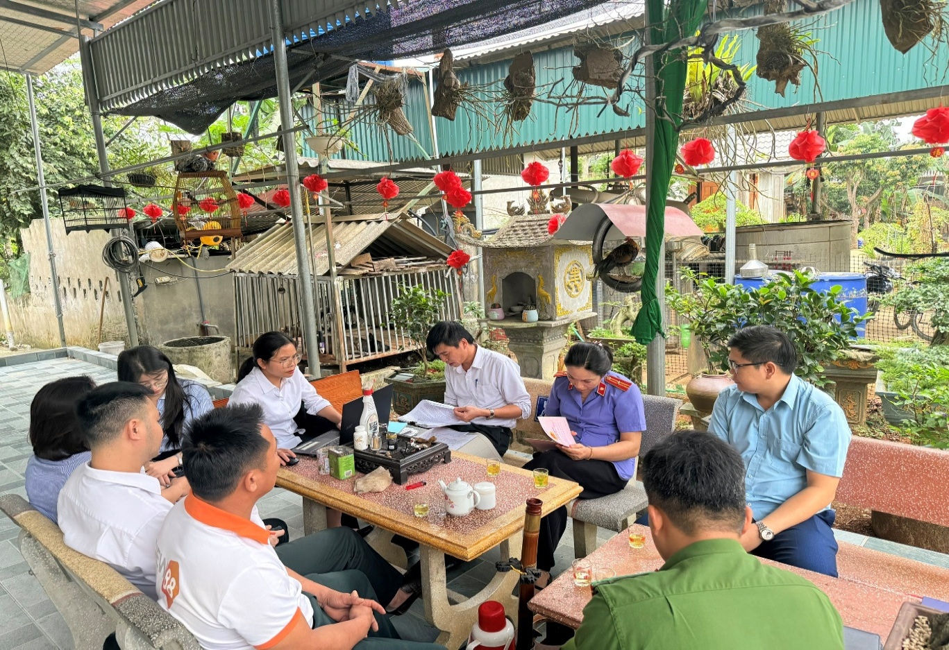 Ảnh: Buổi cưỡng chế có sự phối hợp của VKSND khu vực 7-Thanh Hóa, Phòng Thi hành án dân sự khu vực 7, Công an phường và chính quyền địa phương