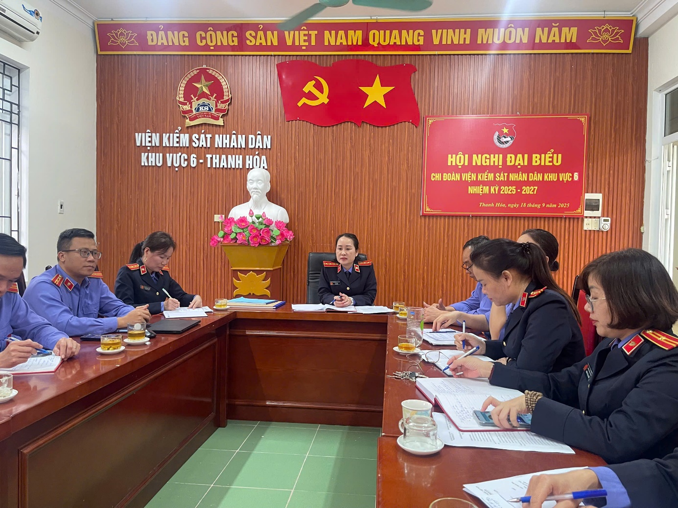 Ảnh: Đ/c Lê Thị Huệ, Viện trưởng VKSND khu vực 6 đang chỉ đạo hội nghị