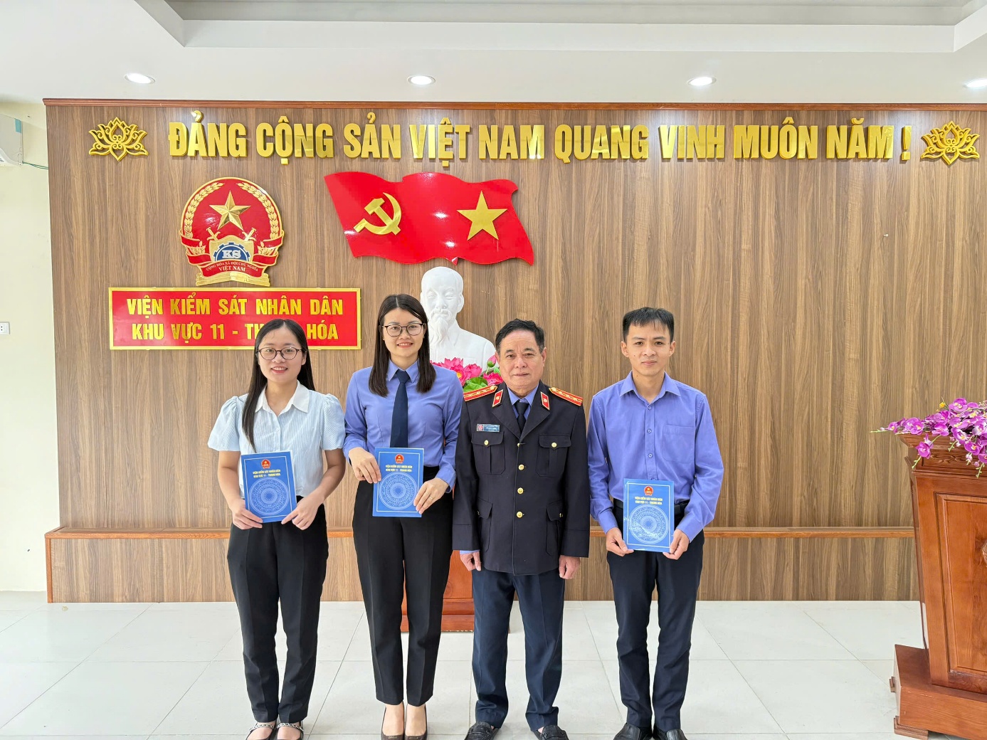 Ảnh: Đồng chí Võ Minh Toàn, Bí thư Chi bộ, Viện trưởng VKSND khu vực 11 - Thanh Hoá trao giải cho đoàn viên đạt giải trong cuộc thi