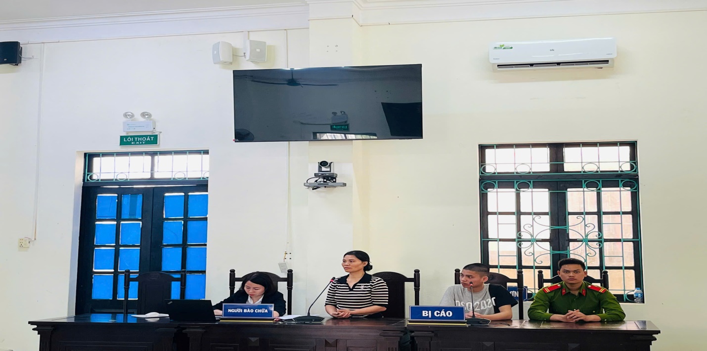  Phiên tòa được tổ chức theo mô hình “Phòng xử án thân thiện”, bị cáo tham gia tố tụng tại phiên tòa được ngồi cạnh người bào chữa, người đại diện