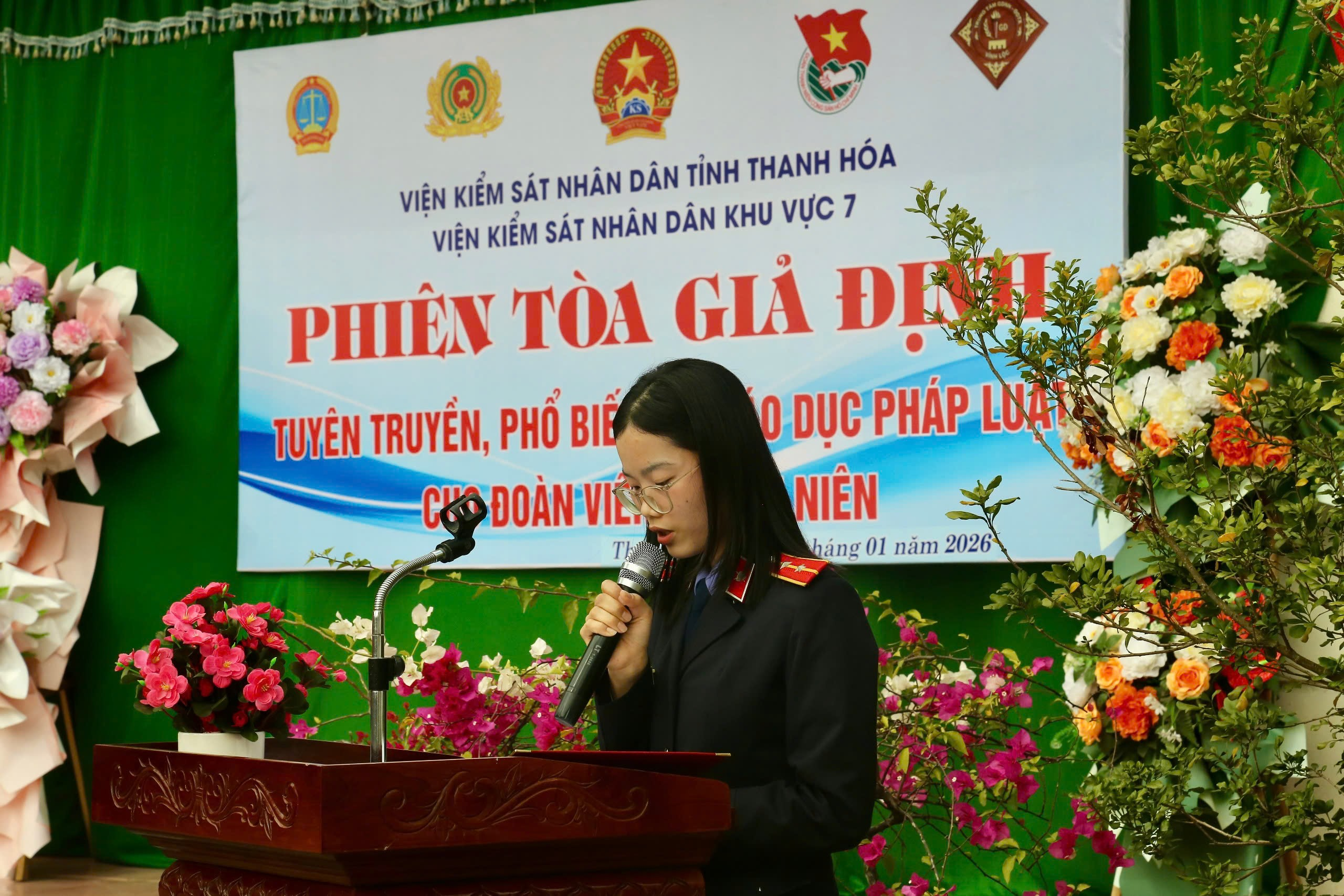 Ảnh: Đồng chí Nguyễn Thị Thu Huyền, Bí thư Chi đoàn VKSND khu vực 7  phát biểu khai mạc chương trình Phiên tòa giả định