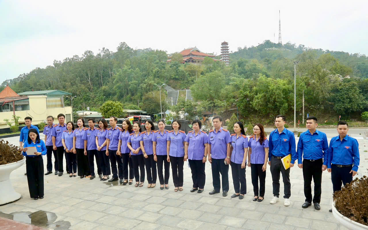 Ảnh: Các đại biểu bày tỏ lòng biết ơn sâu sắc đối với những cống hiến,  hy sinh to lớn của các thế hệ đi trước