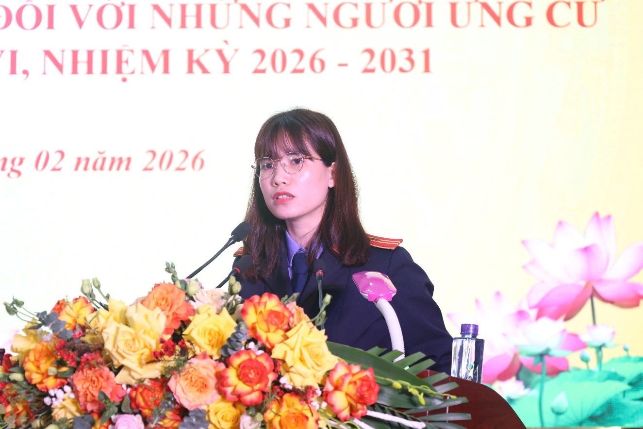 Ảnh: Đồng chí Trương Thị Thanh, Kiểm sát viên sơ cấp VKSND khu vực 12  trình bày trình bày chương trình hành động tại điểm cầu trung tâm xã Thọ Xuân