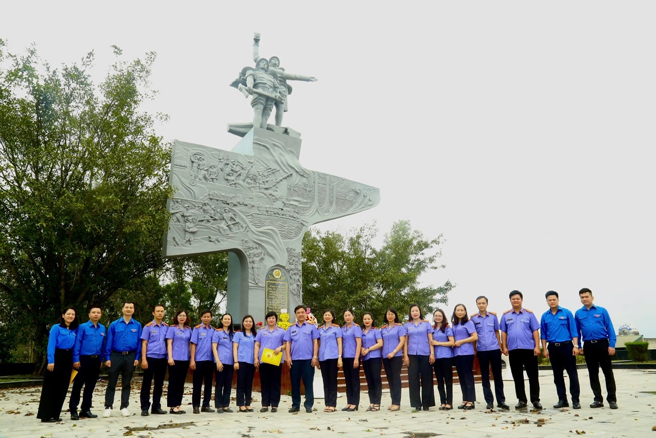 Ảnh: Đoàn chụp ảnh lưu niệm tại Tượng đài Thanh niên xung phong tại  Phường Hàm Rồng, tỉnh Thanh Hóa