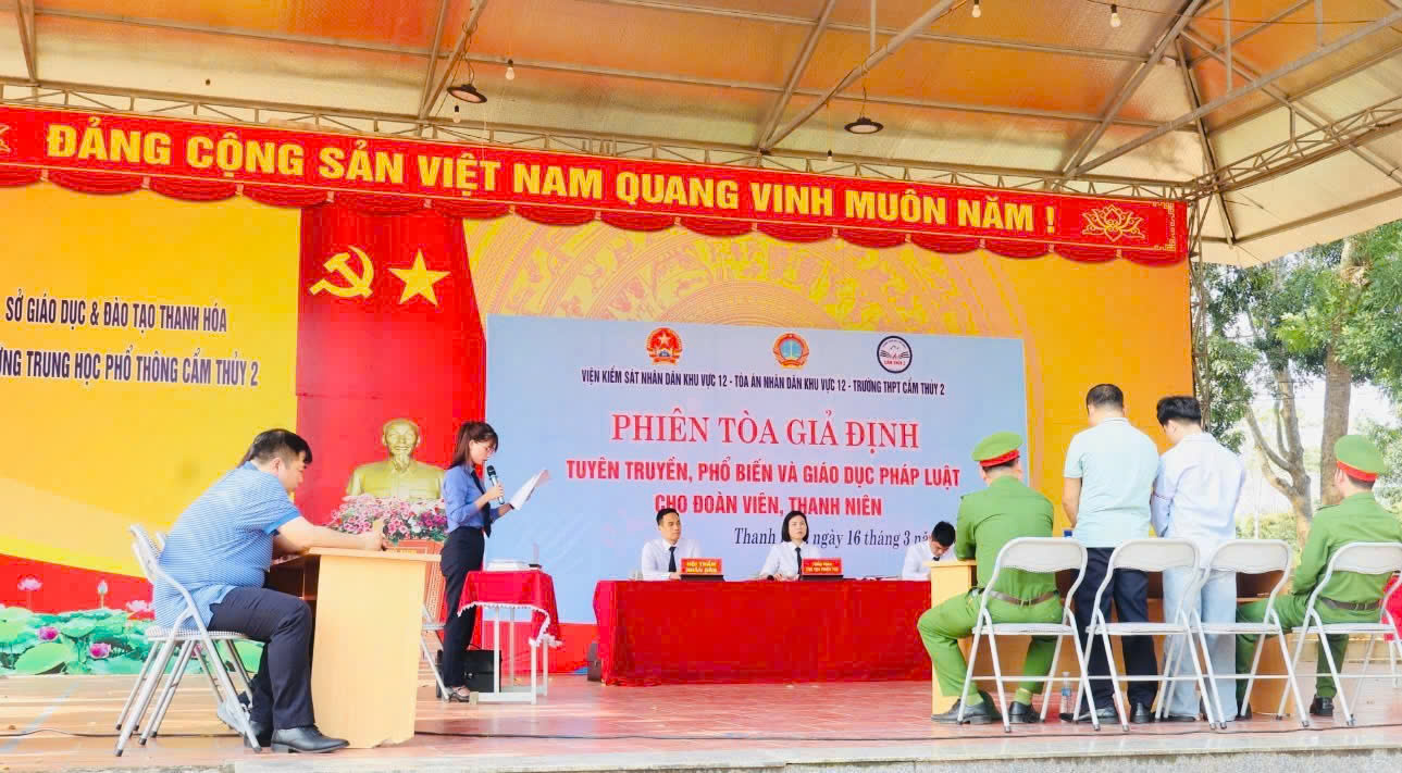 Ảnh: Đồng chí Trương Thị Thanh, Kiểm sát viên sơ cấp VKSND khu vực 12 tham gia “Phiên tòa giả định” tuyên truyền, phổ biến giáo dục pháp luật tại Trường THPT Cẩm Thủy 2