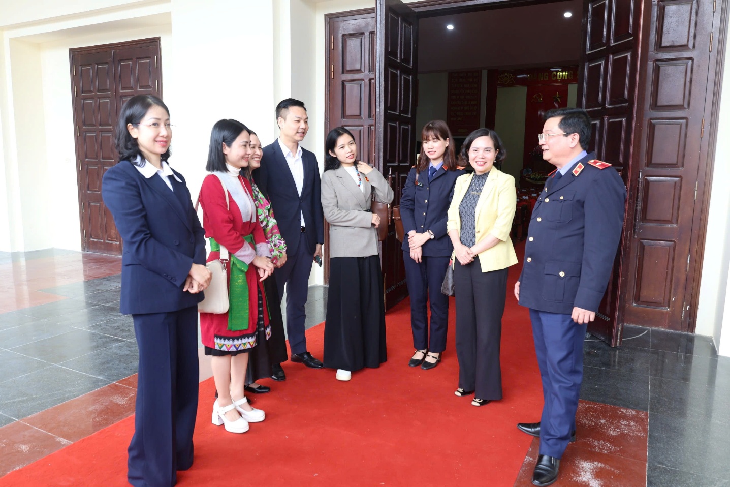 Ảnh: Đồng chí Trương Thị Thanh, Kiểm sát viên sơ cấp VKSND khu vực 12 trao đổi cùng trao đổi với cử tri xã Thọ Xuân, tỉnh Thanh Hóa