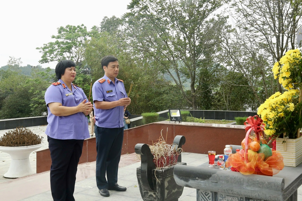 Ảnh: Lãnh đạo Thanh tra VKSND Tối cao và VKSND tỉnh Thanh Hoá  dâng hương tại Tượng đài Thanh niên xung phong