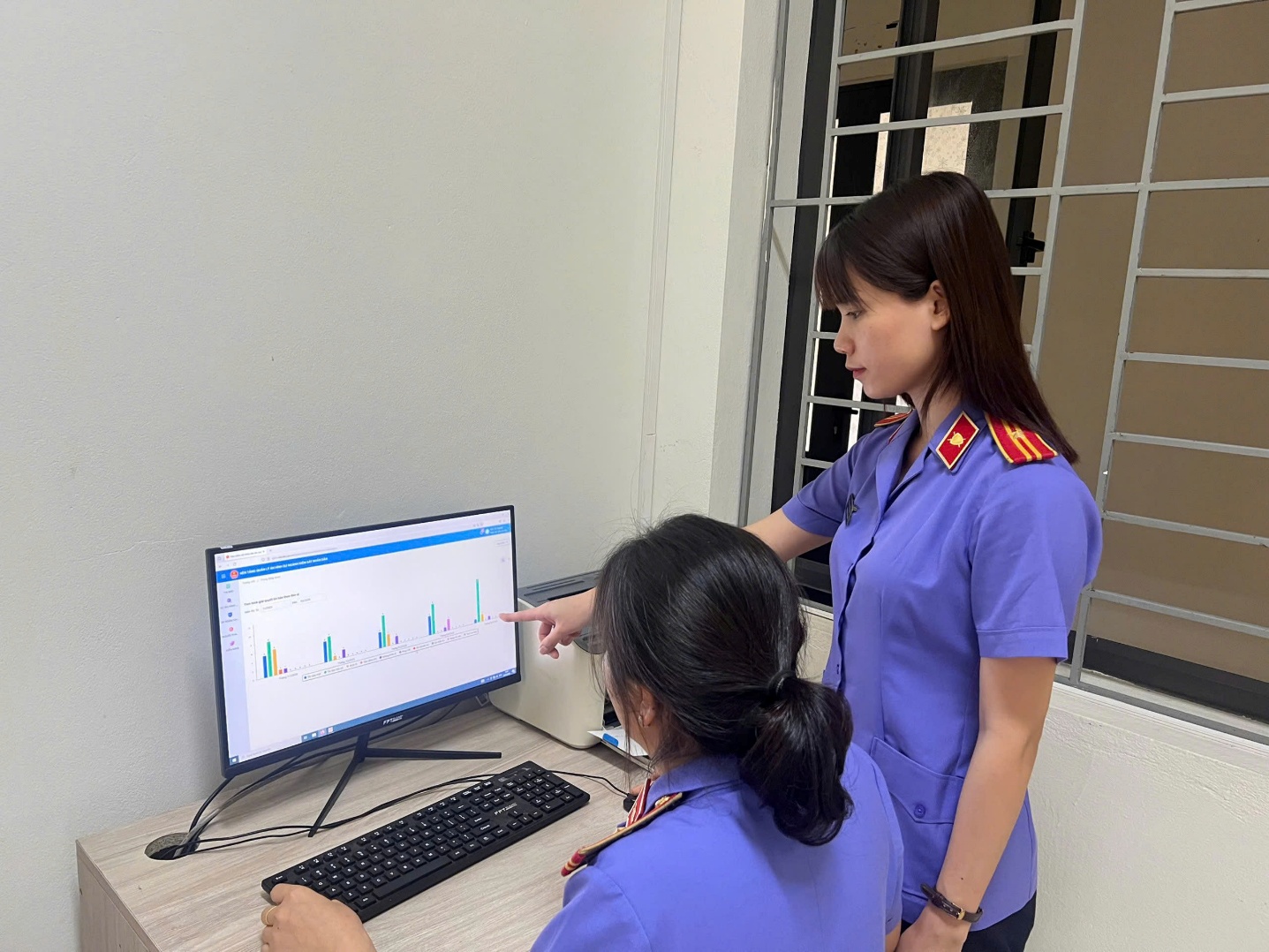 Ảnh: Đồng chí Trương Thị Thanh, Kiểm sát viên sơ cấp VKSND khu vực 12 hướng dẫn sử dụng nền tảng Quản lý án hình sự