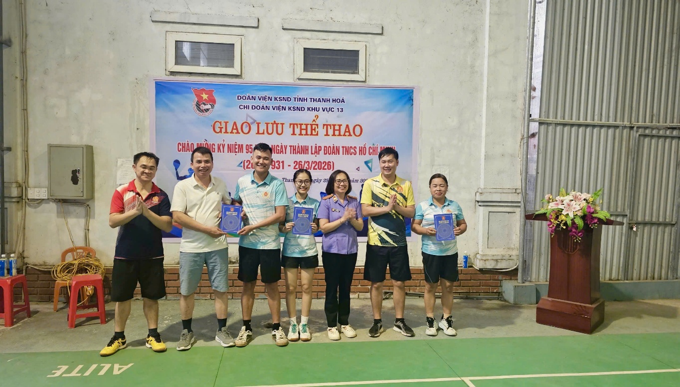 Ảnh: Ban Tổ chức đã trao các giải thưởng cho cá nhân, cặp đôi đạt thành tích xuất sắc