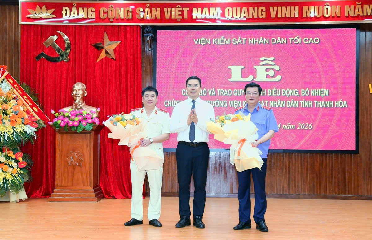 Đồng chí Nguyễn Hồng Phong, Ủy viên dự khuyết Ban Chấp hành Trung ương Đảng, Phó Bí thư Thường trực Tỉnh ủy, Chủ tịch HĐND tỉnh Thanh Hóa tặng hoa, chúc mừng đồng chí Trần Thế Kính và đồng chí Nguyễn Tiến Dũng