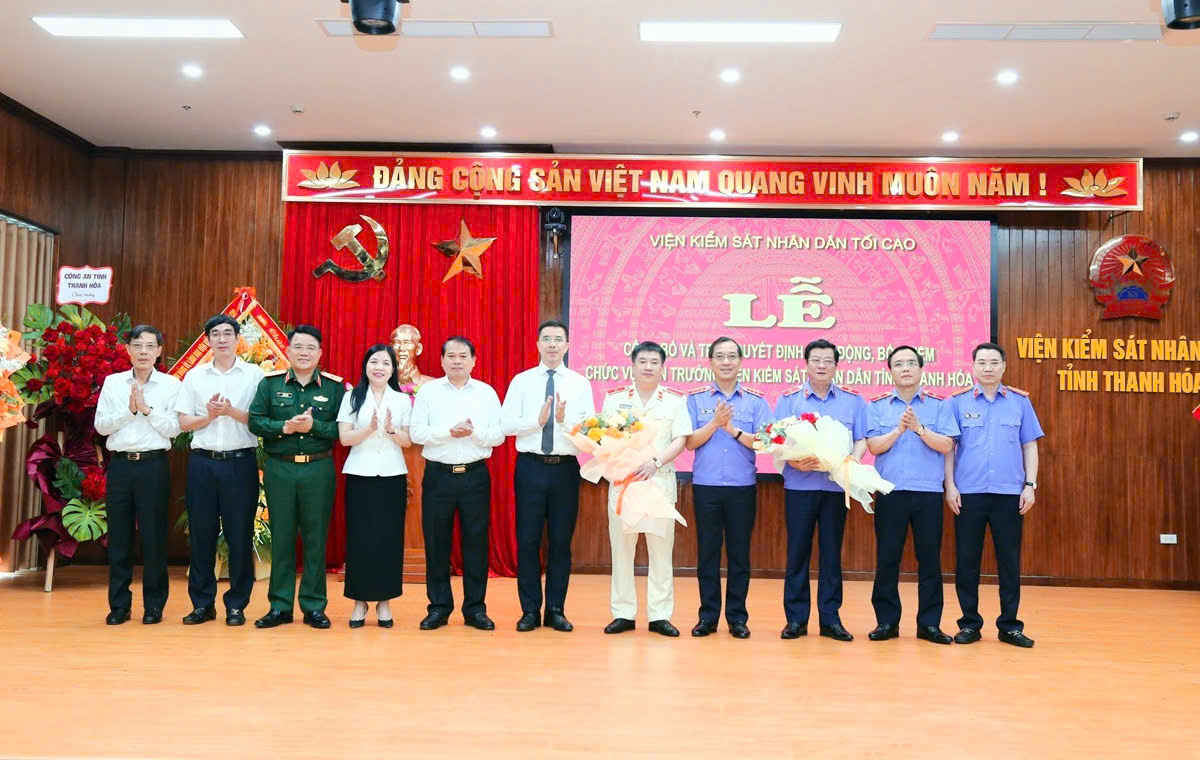 Đại diện lãnh đạo VKSND tối cao, Ban Thường vụ Tỉnh ủy tặng hoa, chúc mừng đồng chí Trần Thế Kính và đồng chí Nguyễn Tiến Dũng