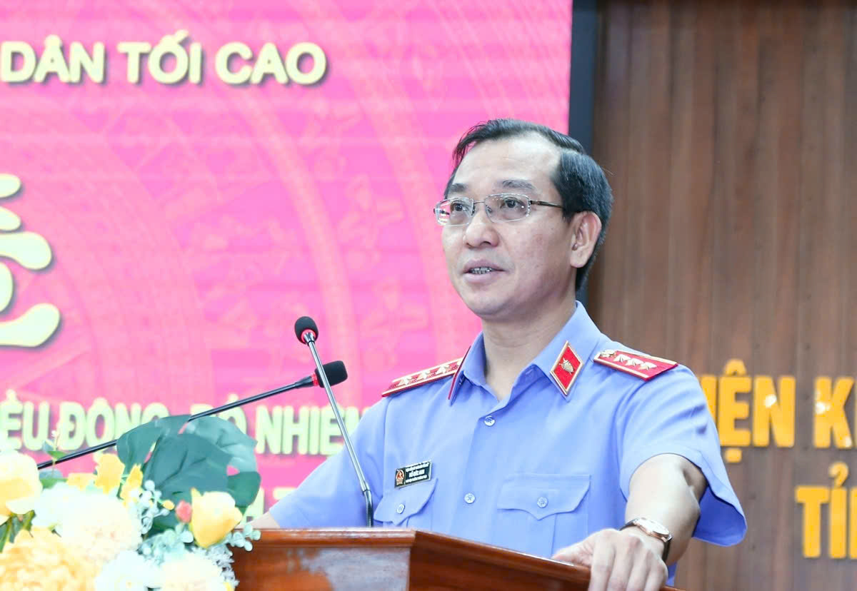 Đồng chí Phó Bí thư Thường trực Đảng ủy, Phó Viện trưởng Thường trực VKSND tối cao phát biểu giao nhiệm vụ