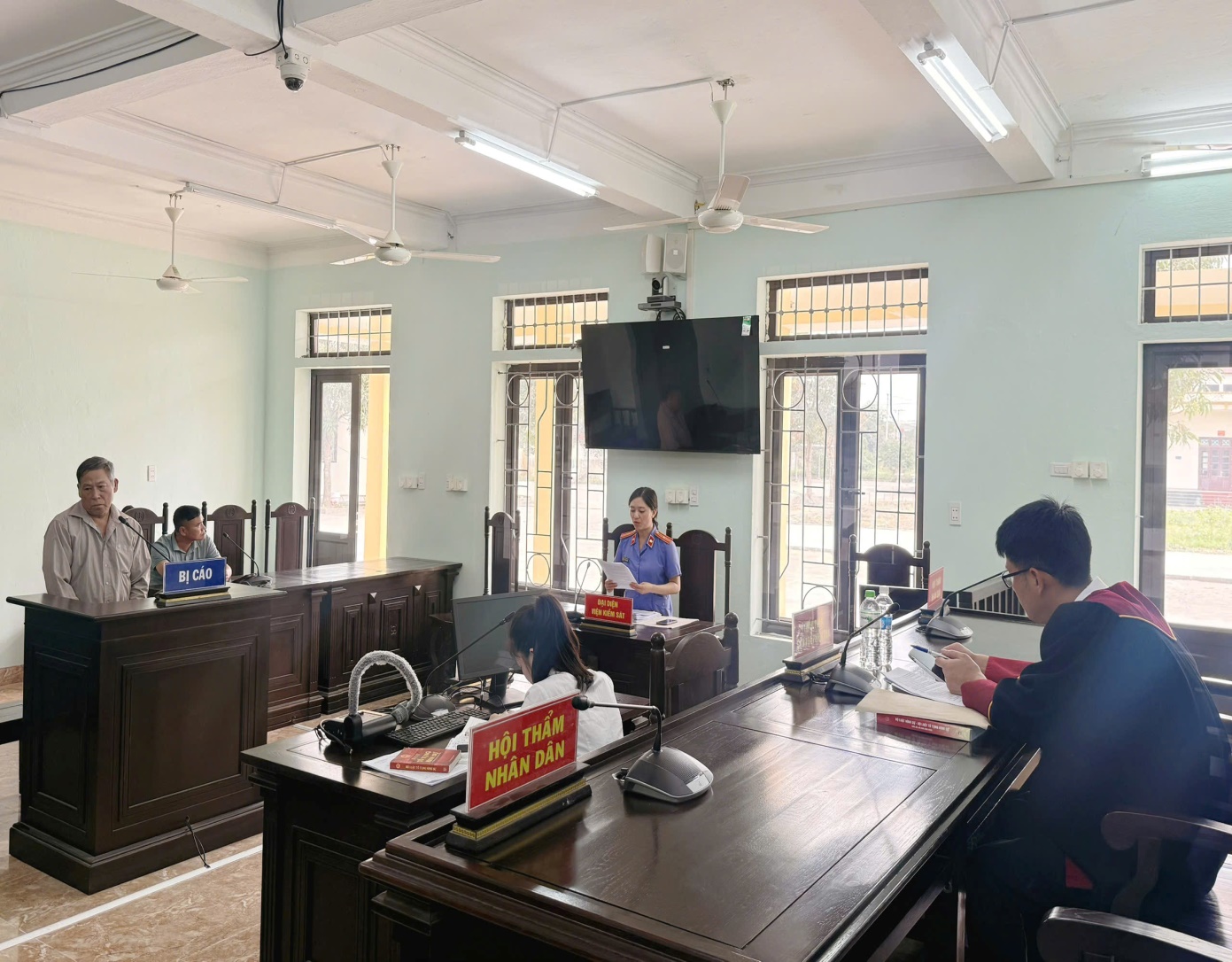 Ảnh: Kiểm sát viên công bố Quyết định truy tố tại phiên tòa