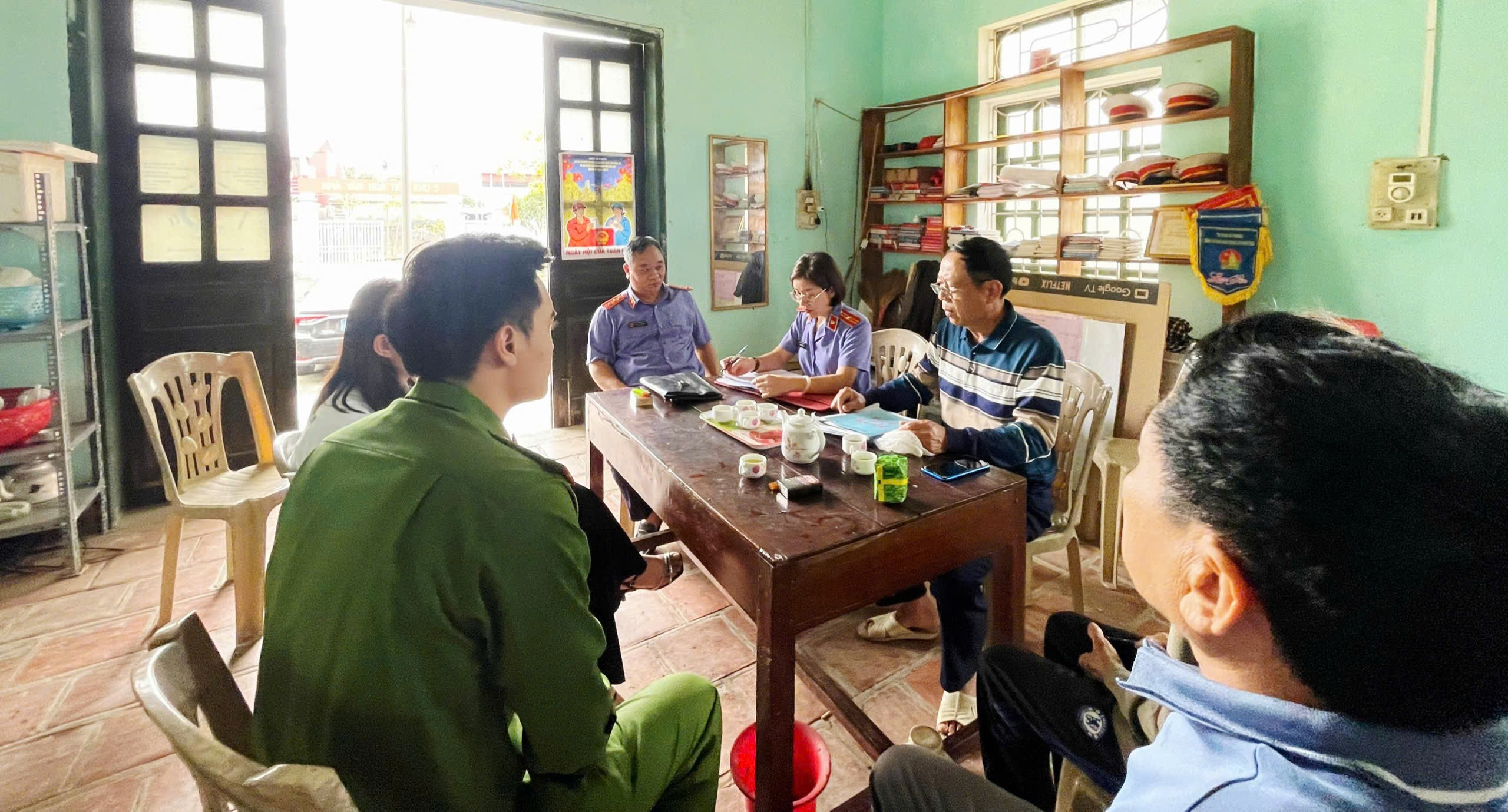 Ảnh: Tổ công tác làm việc với ông N.C.S tại nhà Văn hoá thôn 5, xã Hà Trung